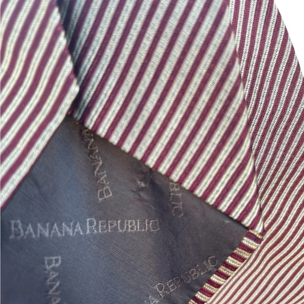 Banana Republic men’s necktie striped silk luxury logo preowned preppy
